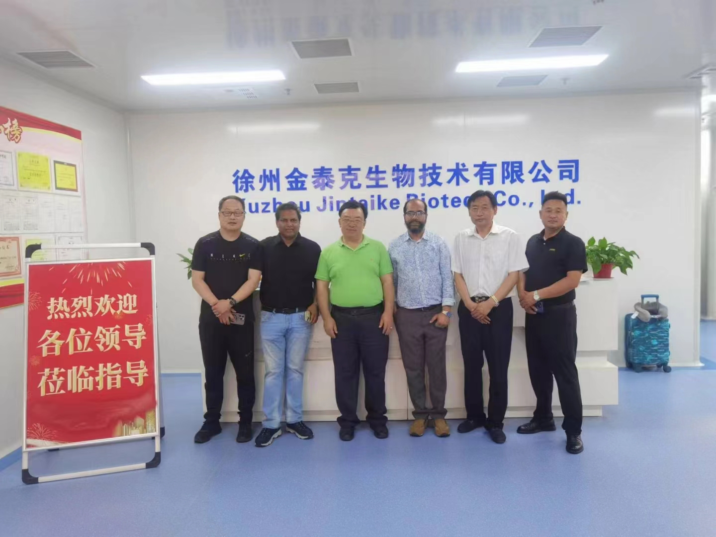 來自孟加拉達卡大學Mendy牙學院的Azad院長和印度德里最好牙學院（Maulana 牙學院）的Kumar教授（前任南亞牙醫師協會主席）由海外飛到徐州參觀金泰克公司的現代化的種植牙生產基地